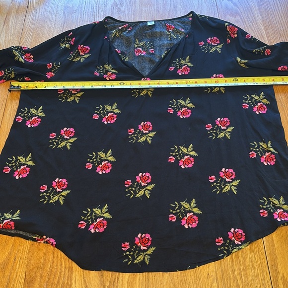Woman’s Old Navy Blouse - Picture 8 of 8